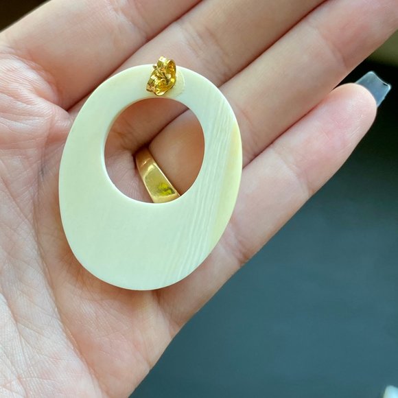 Vintage White/Cream Earrings - Picture 3 of 3